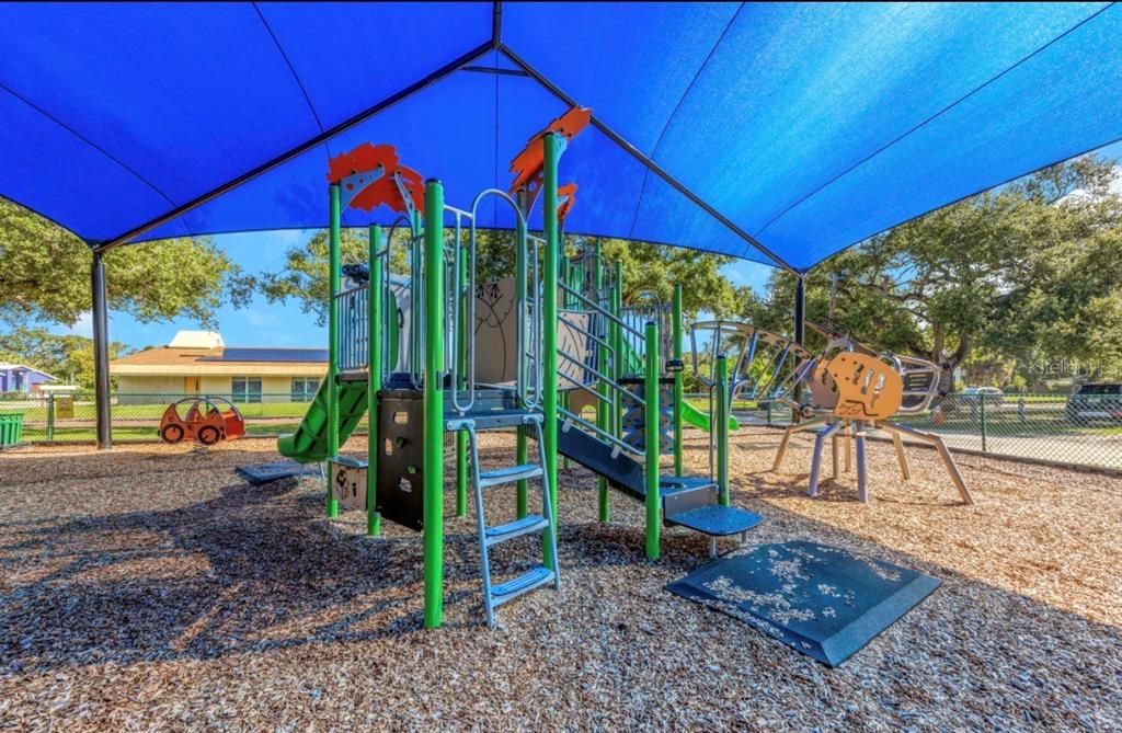 For Sale: $210,000 (2 beds, 1 baths, 720 Square Feet)