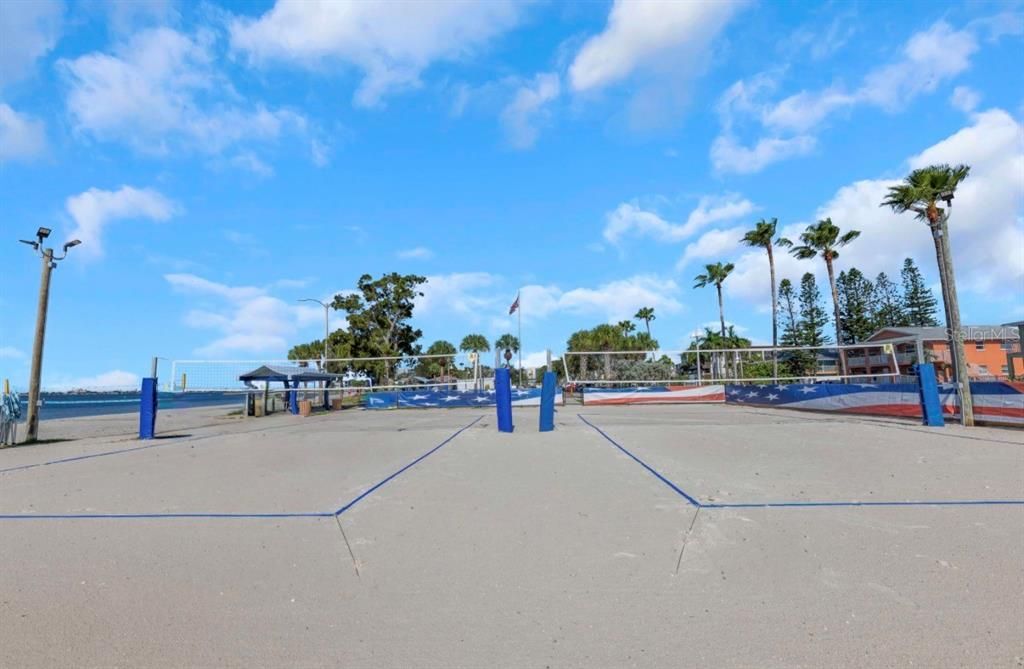 For Sale: $210,000 (2 beds, 1 baths, 720 Square Feet)