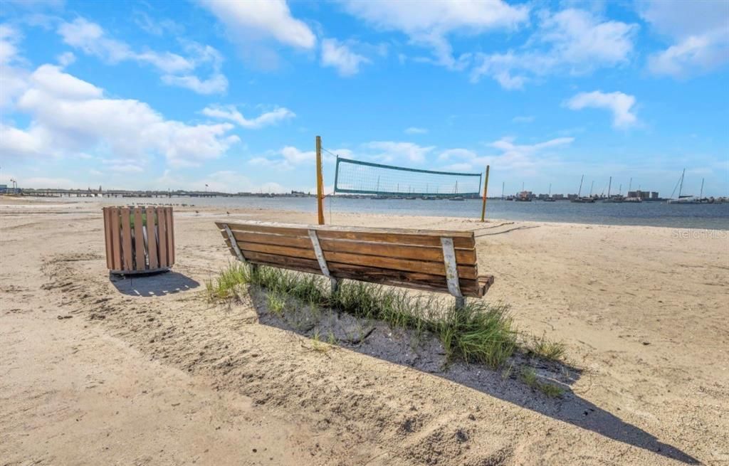 For Sale: $210,000 (2 beds, 1 baths, 720 Square Feet)