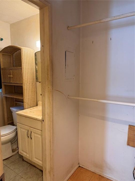 For Sale: $210,000 (2 beds, 1 baths, 720 Square Feet)