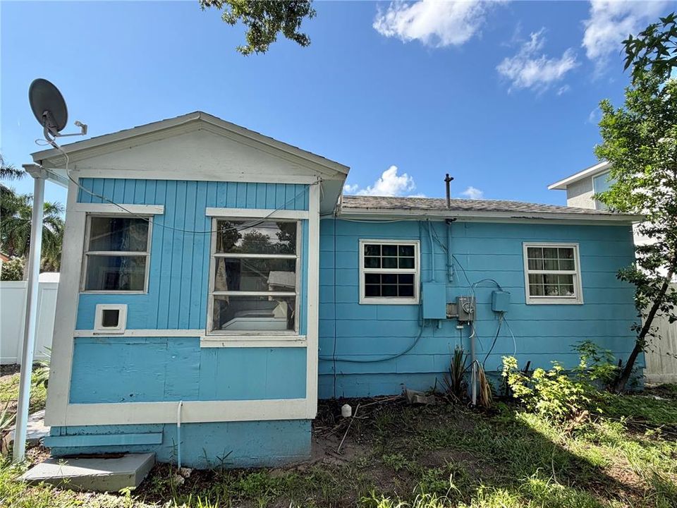 For Sale: $210,000 (2 beds, 1 baths, 720 Square Feet)