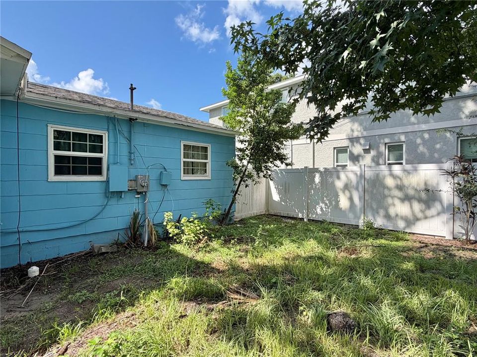 For Sale: $210,000 (2 beds, 1 baths, 720 Square Feet)