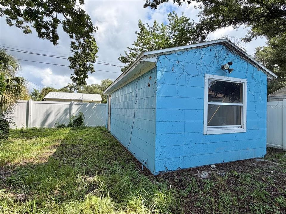 For Sale: $210,000 (2 beds, 1 baths, 720 Square Feet)
