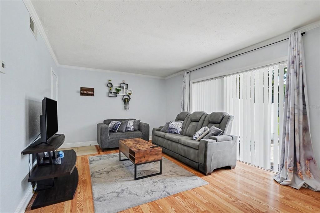 For Sale: $110,000 (1 beds, 1 baths, 644 Square Feet)