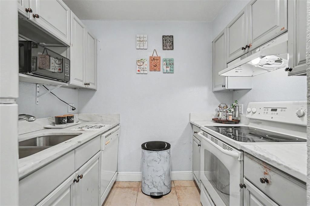 For Sale: $110,000 (1 beds, 1 baths, 644 Square Feet)