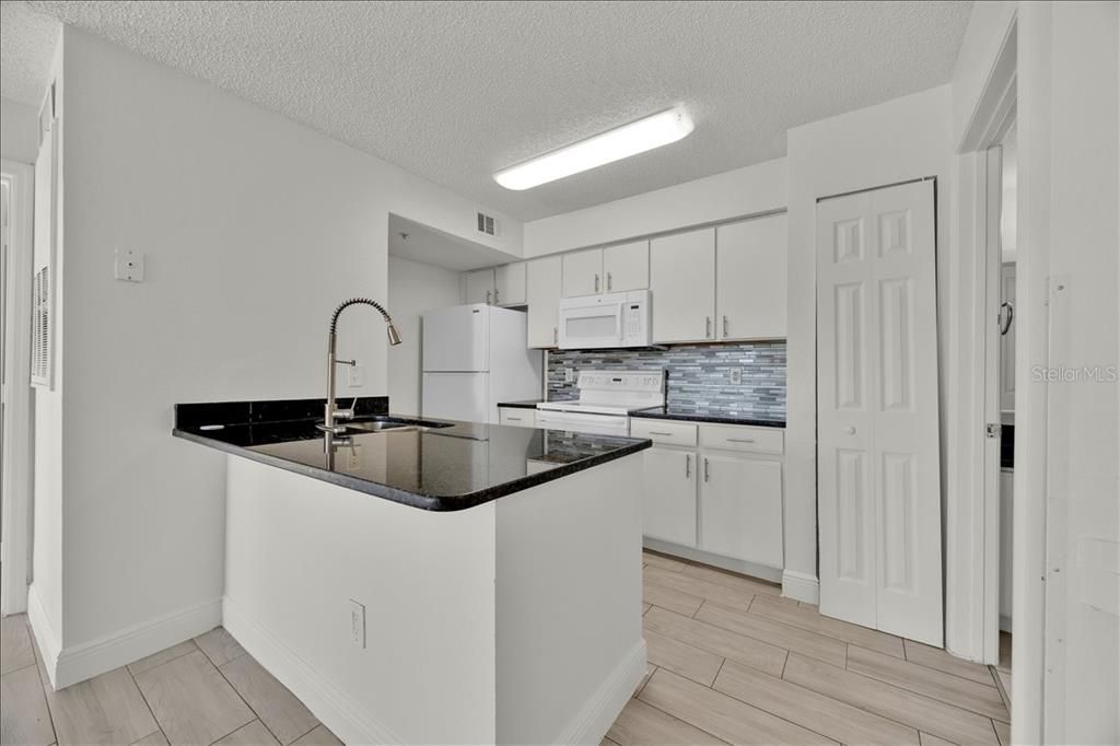 For Sale: $189,900 (2 beds, 2 baths, 1026 Square Feet)