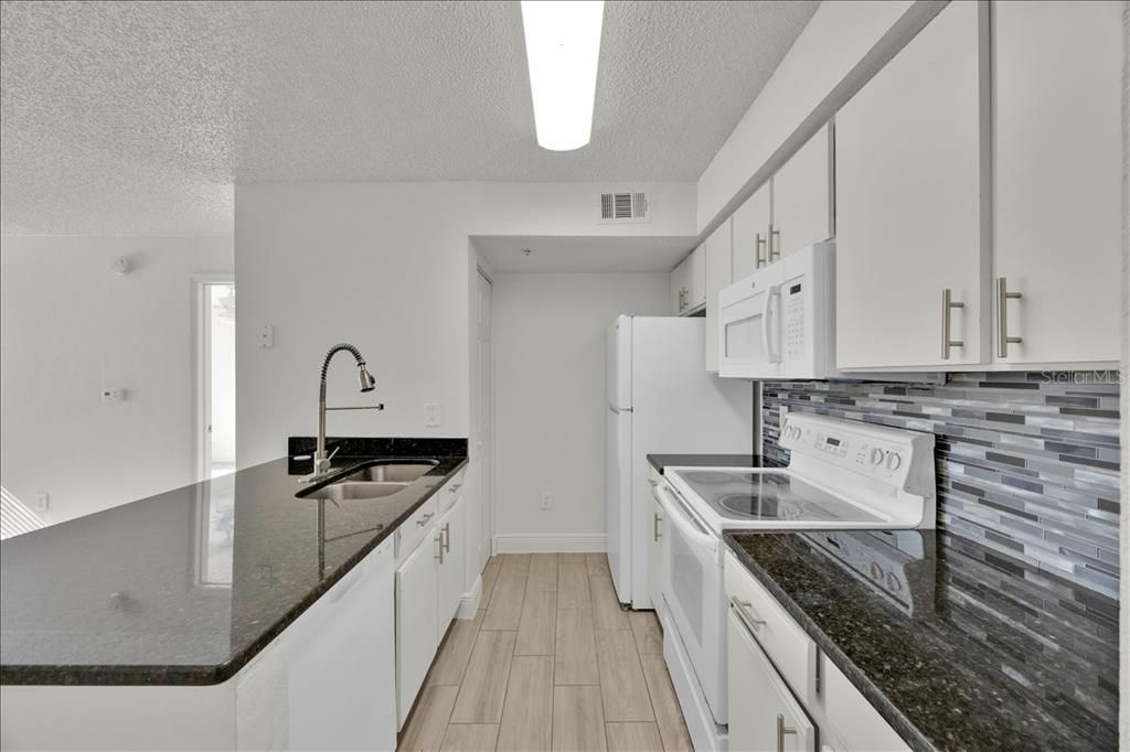 For Sale: $189,900 (2 beds, 2 baths, 1026 Square Feet)