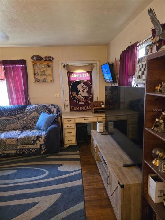 For Sale: $199,900 (3 beds, 1 baths, 1064 Square Feet)