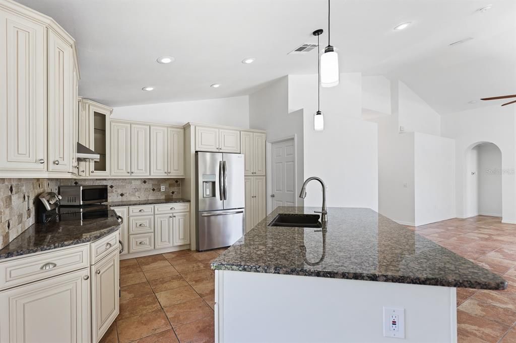For Rent: $2,900 (3 beds, 2 baths, 1827 Square Feet)