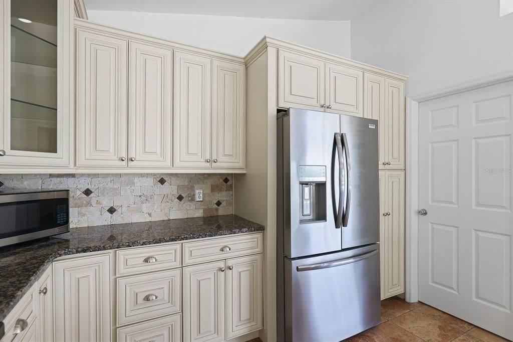 For Rent: $2,900 (3 beds, 2 baths, 1827 Square Feet)
