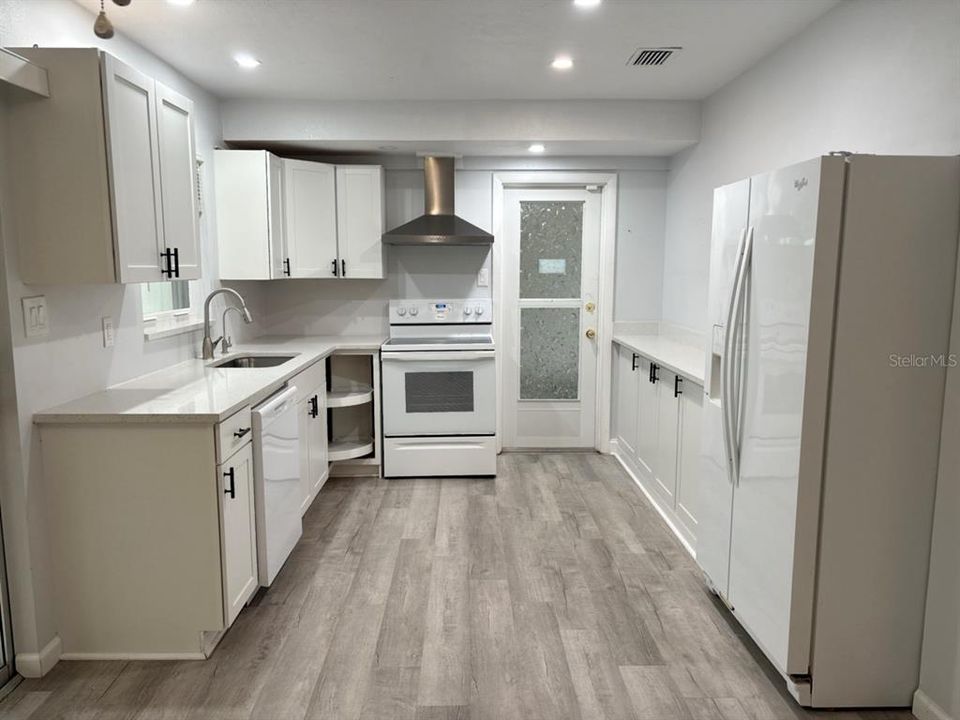 For Sale: $219,999 (2 beds, 2 baths, 1172 Square Feet)