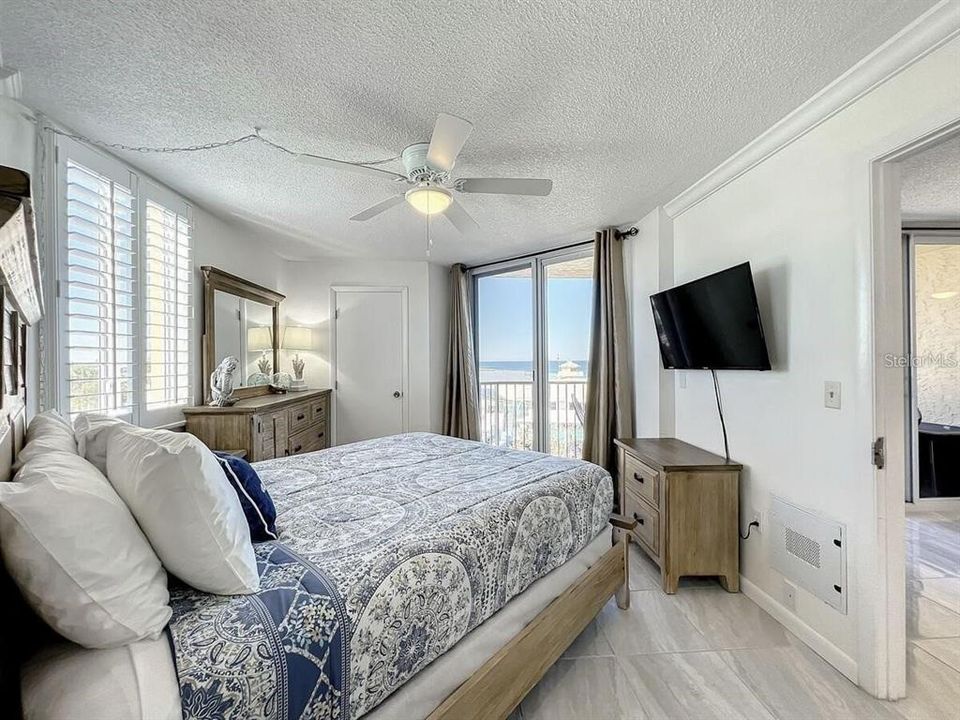 For Sale: $625,000 (2 beds, 2 baths, 890 Square Feet)
