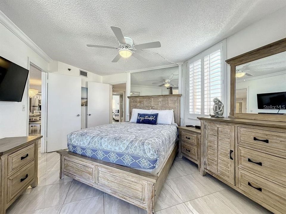 For Sale: $625,000 (2 beds, 2 baths, 890 Square Feet)