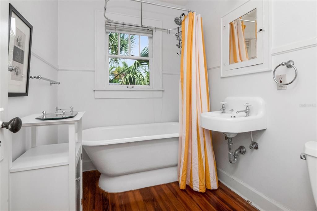 Active With Contract: $1,500 (1 beds, 1 baths, 500 Square Feet)