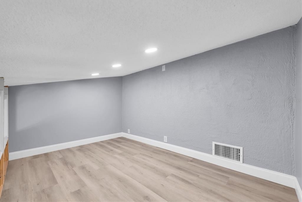 For Sale: $115,000 (1 beds, 1 baths, 682 Square Feet)