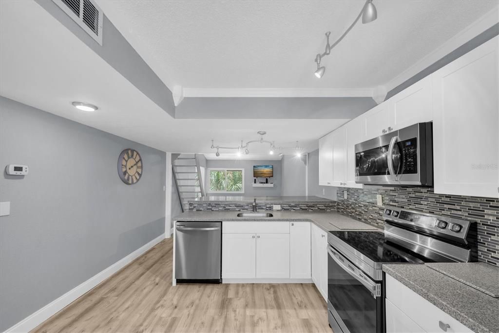 For Sale: $115,000 (1 beds, 1 baths, 682 Square Feet)