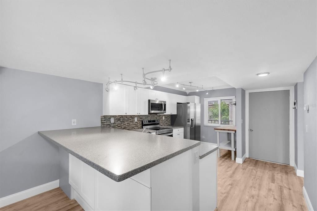 For Sale: $115,000 (1 beds, 1 baths, 682 Square Feet)
