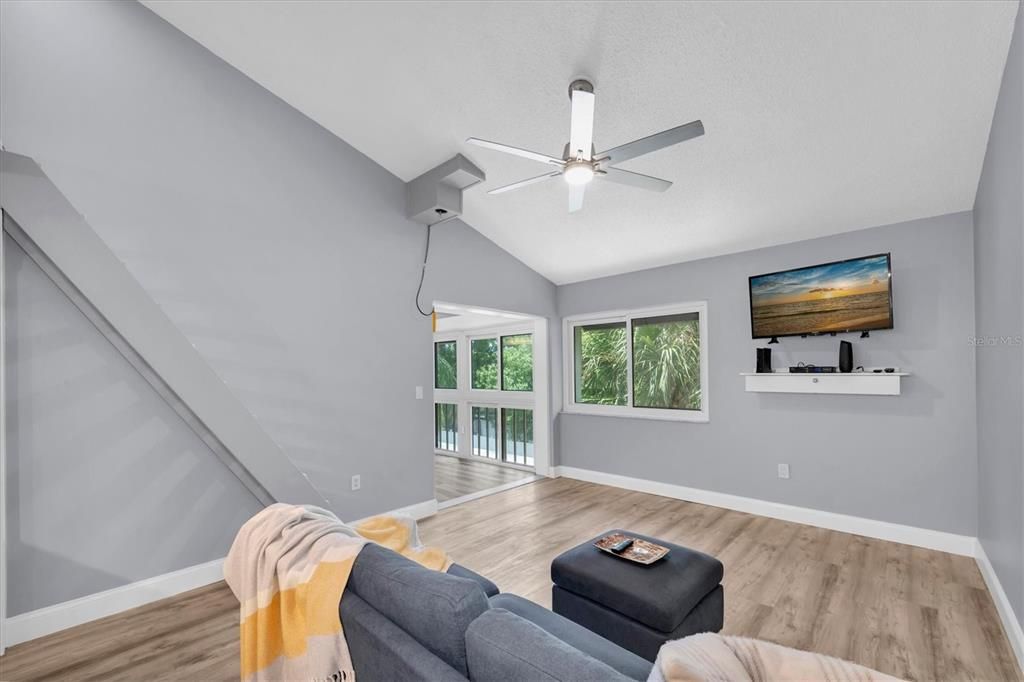 For Sale: $115,000 (1 beds, 1 baths, 682 Square Feet)