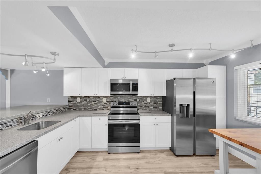For Sale: $115,000 (1 beds, 1 baths, 682 Square Feet)