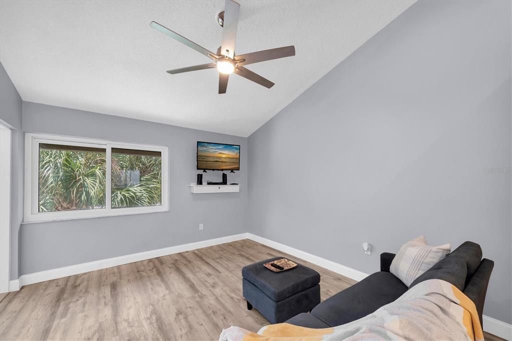 For Sale: $115,000 (1 beds, 1 baths, 682 Square Feet)