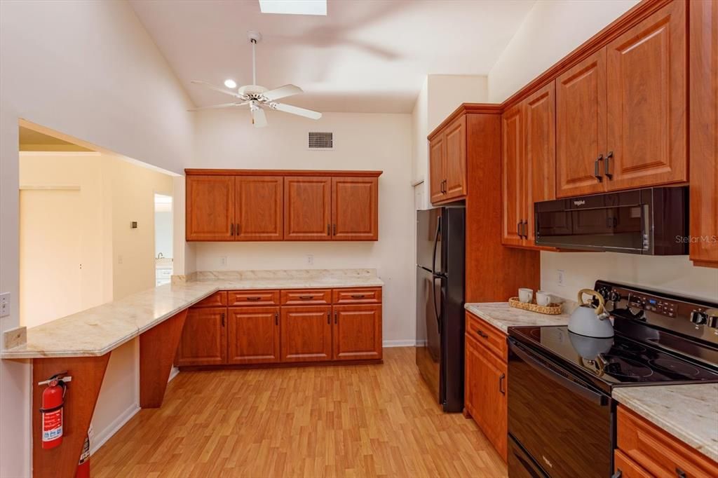 На продажу: $359,900 (2 спален, 2 ванн, 1334 Квадратных фут)