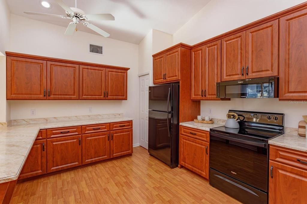 На продажу: $359,900 (2 спален, 2 ванн, 1334 Квадратных фут)
