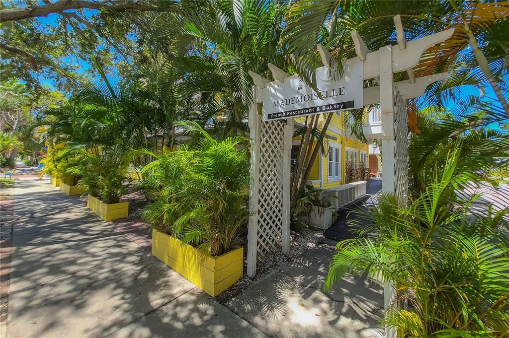 For Sale: $159,000 (2 beds, 2 baths, 1170 Square Feet)
