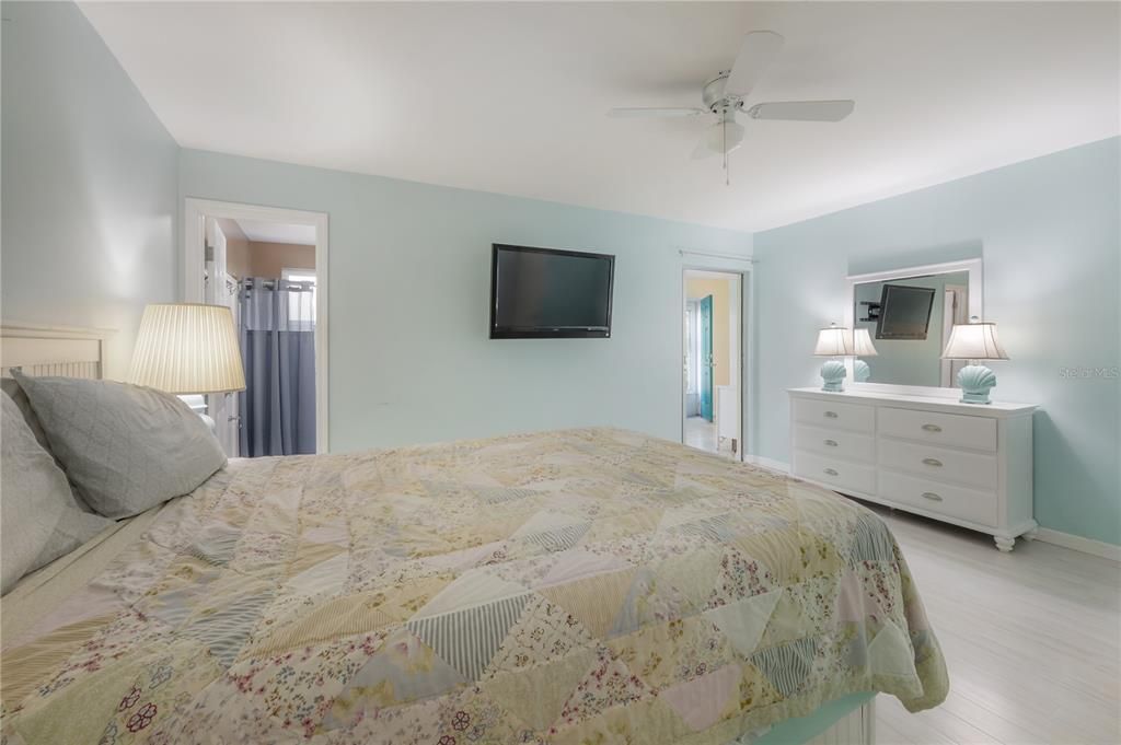 For Sale: $159,000 (2 beds, 2 baths, 1170 Square Feet)