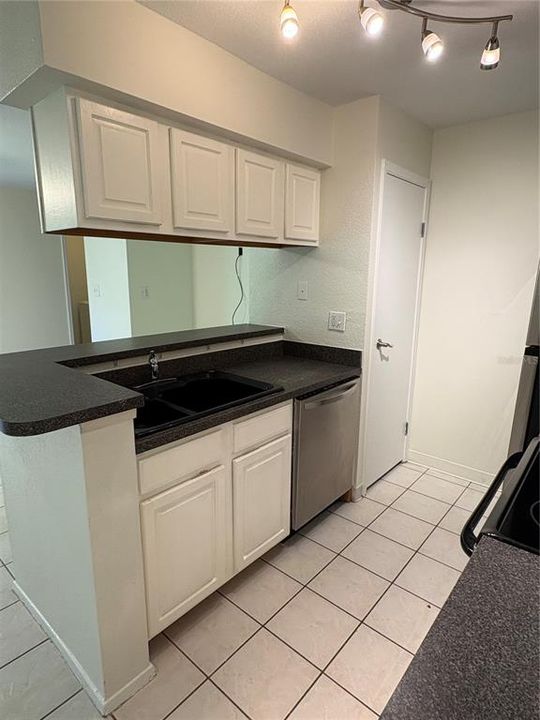 For Rent: $1,900 (2 beds, 2 baths, 940 Square Feet)