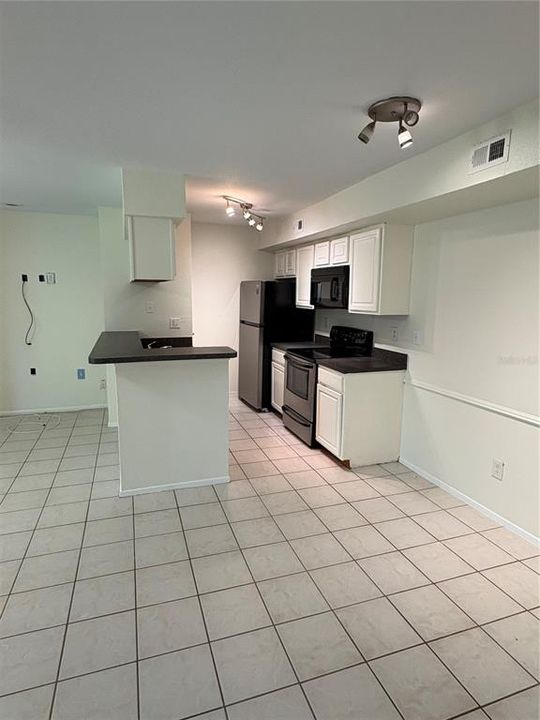 For Rent: $1,900 (2 beds, 2 baths, 940 Square Feet)