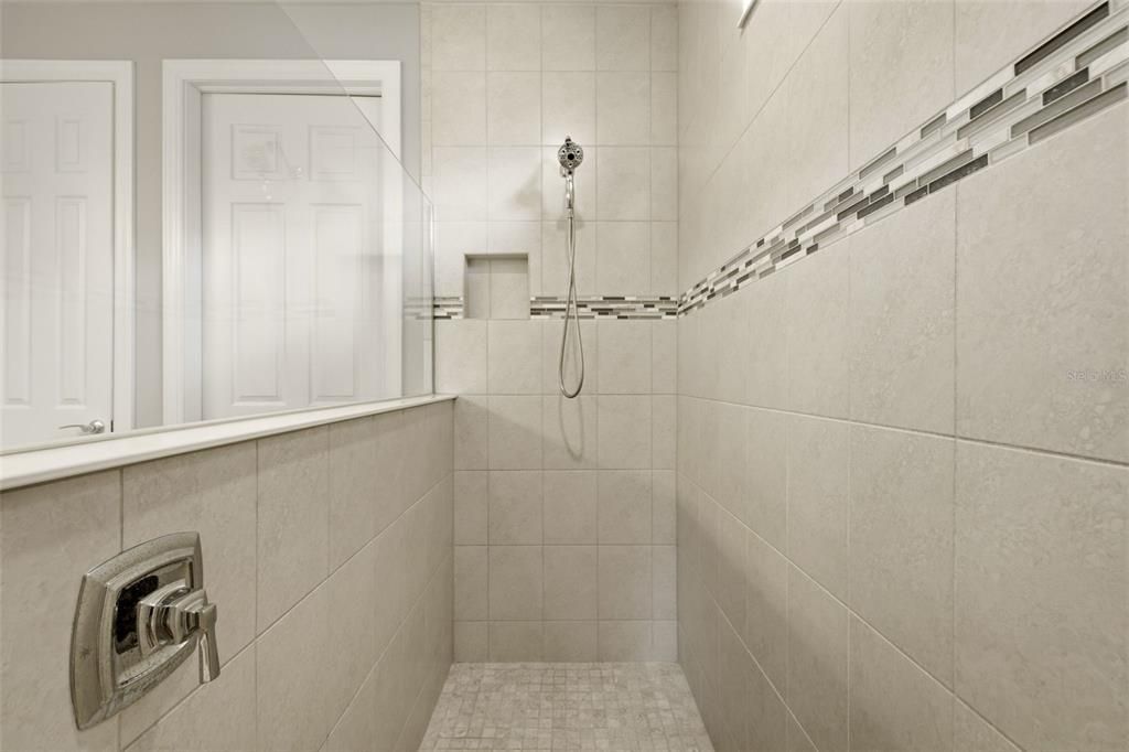 En Venta: $787,500 (3 camas, 3 baños, 2488 Pies cuadrados)