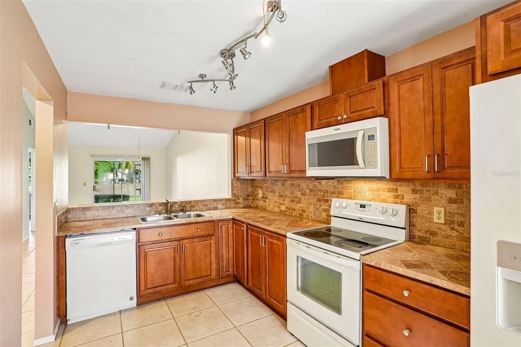 На продажу: $229,000 (2 спален, 2 ванн, 905 Квадратных фут)