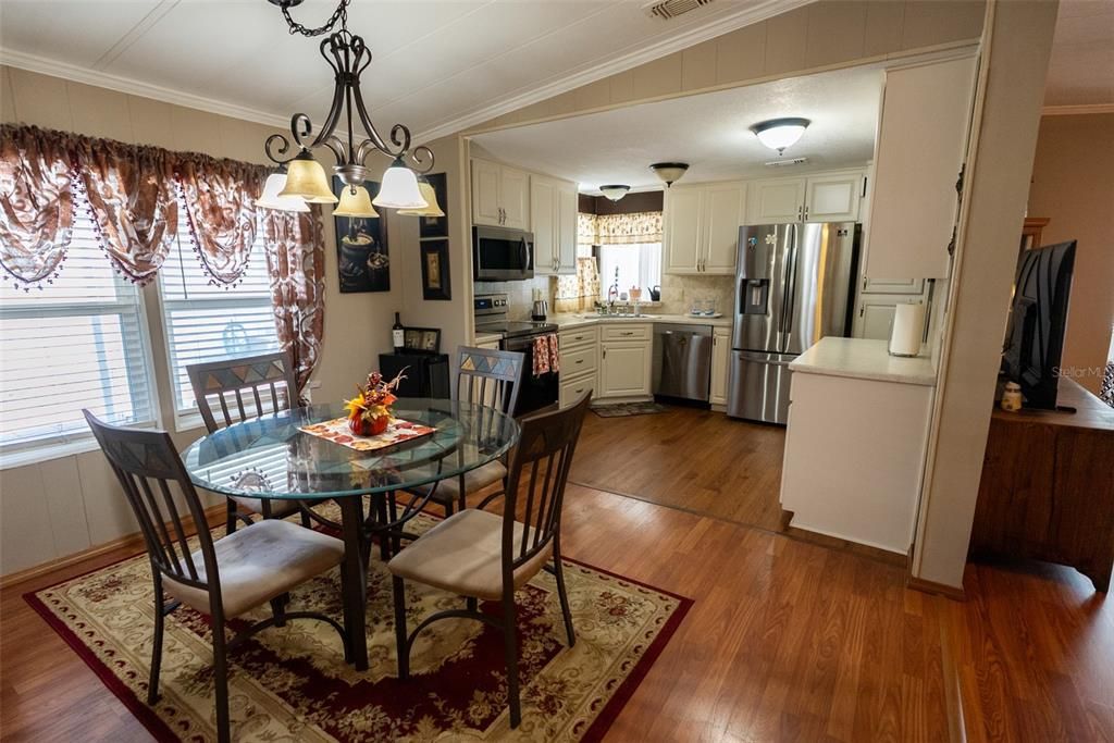 На продажу: $158,500 (2 спален, 2 ванн, 1404 Квадратных фут)