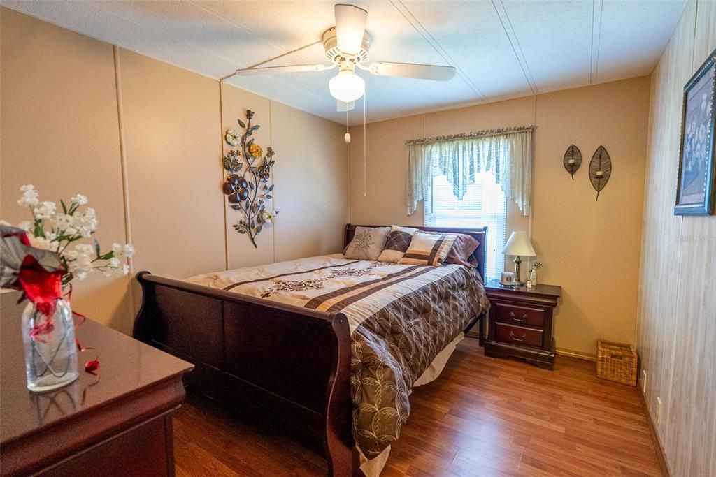 На продажу: $158,500 (2 спален, 2 ванн, 1404 Квадратных фут)