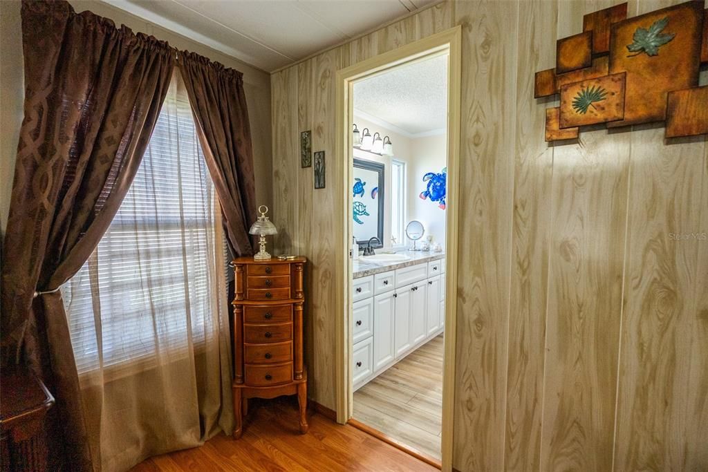 На продажу: $158,500 (2 спален, 2 ванн, 1404 Квадратных фут)
