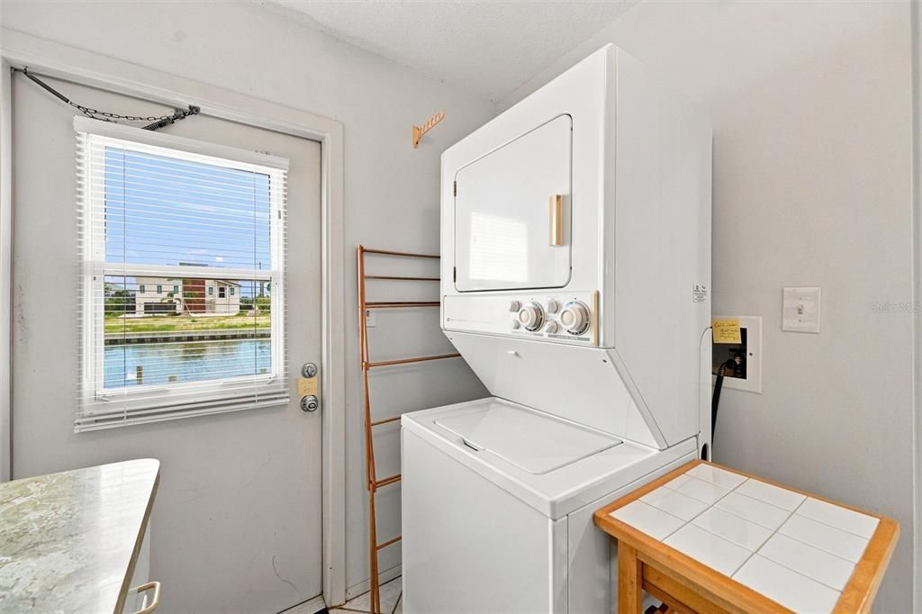 For Sale: $425,000 (2 beds, 2 baths, 1296 Square Feet)