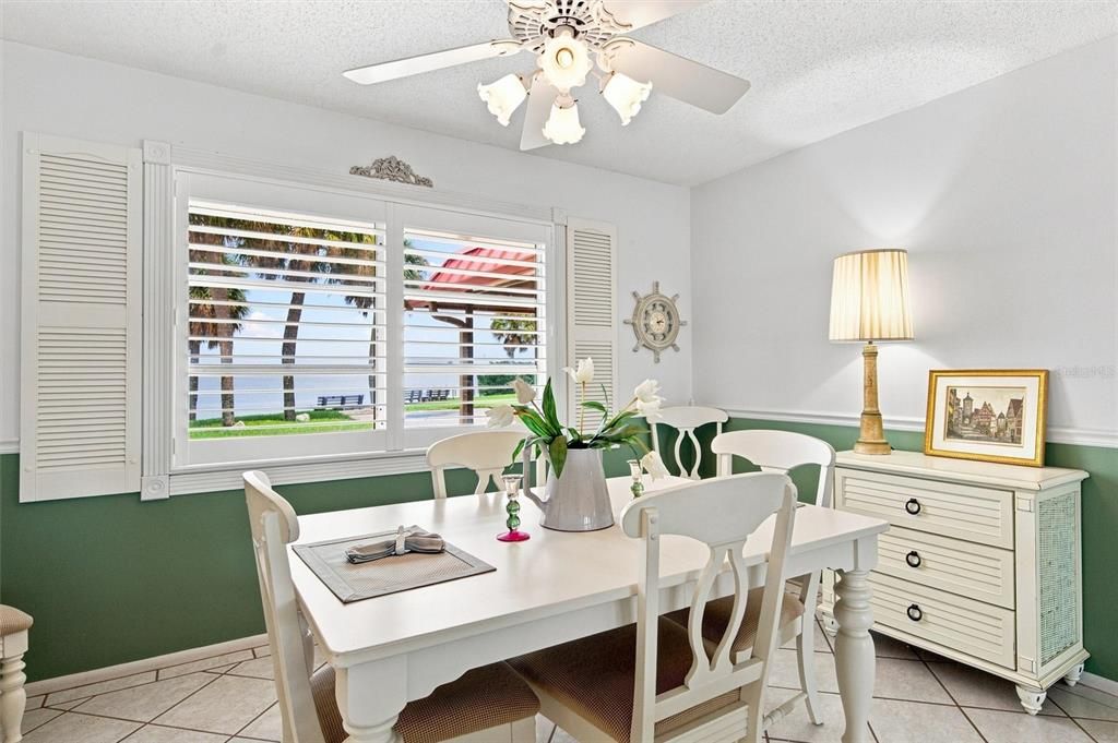 For Sale: $425,000 (2 beds, 2 baths, 1296 Square Feet)