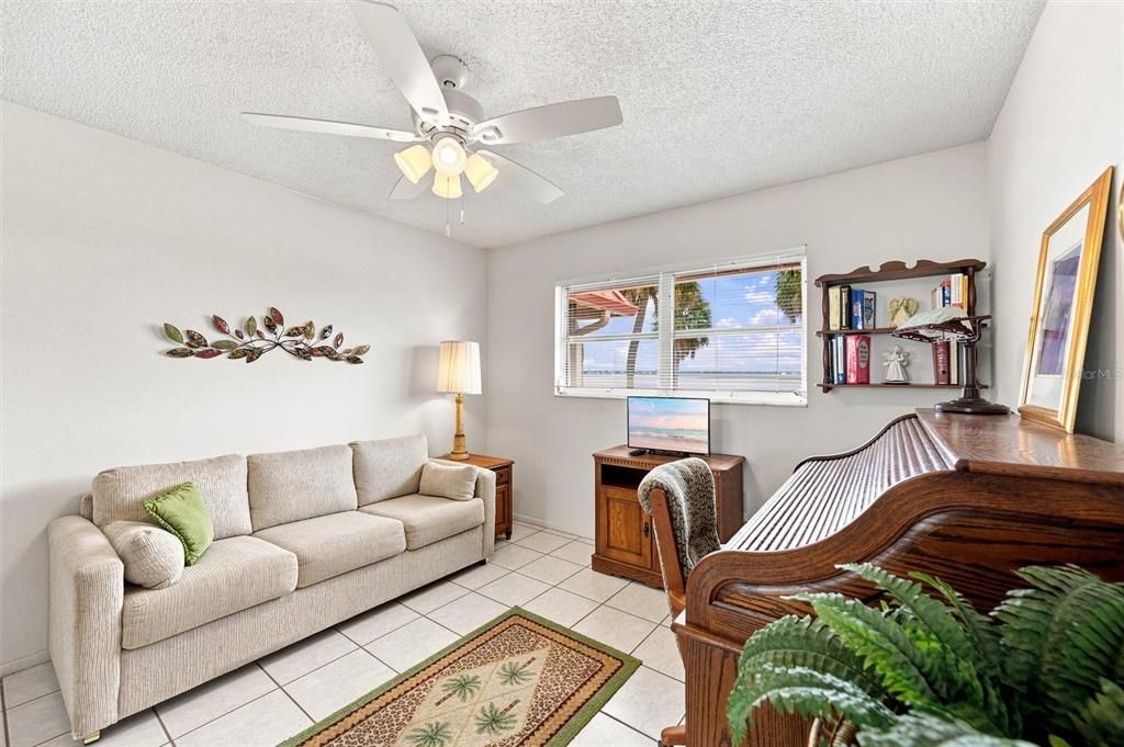For Sale: $425,000 (2 beds, 2 baths, 1296 Square Feet)