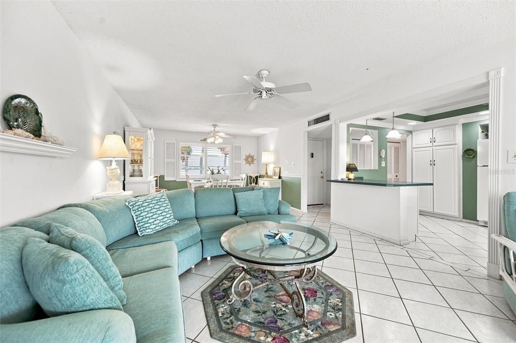 For Sale: $425,000 (2 beds, 2 baths, 1296 Square Feet)
