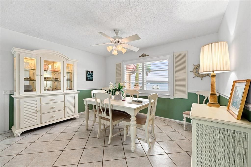 For Sale: $425,000 (2 beds, 2 baths, 1296 Square Feet)