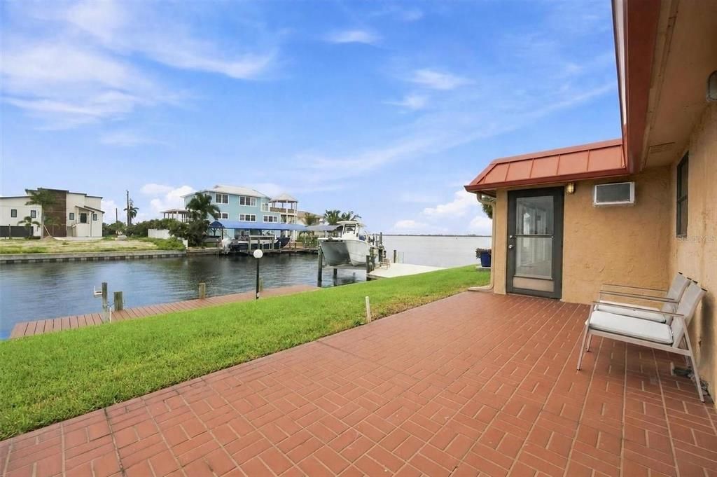 For Sale: $425,000 (2 beds, 2 baths, 1296 Square Feet)