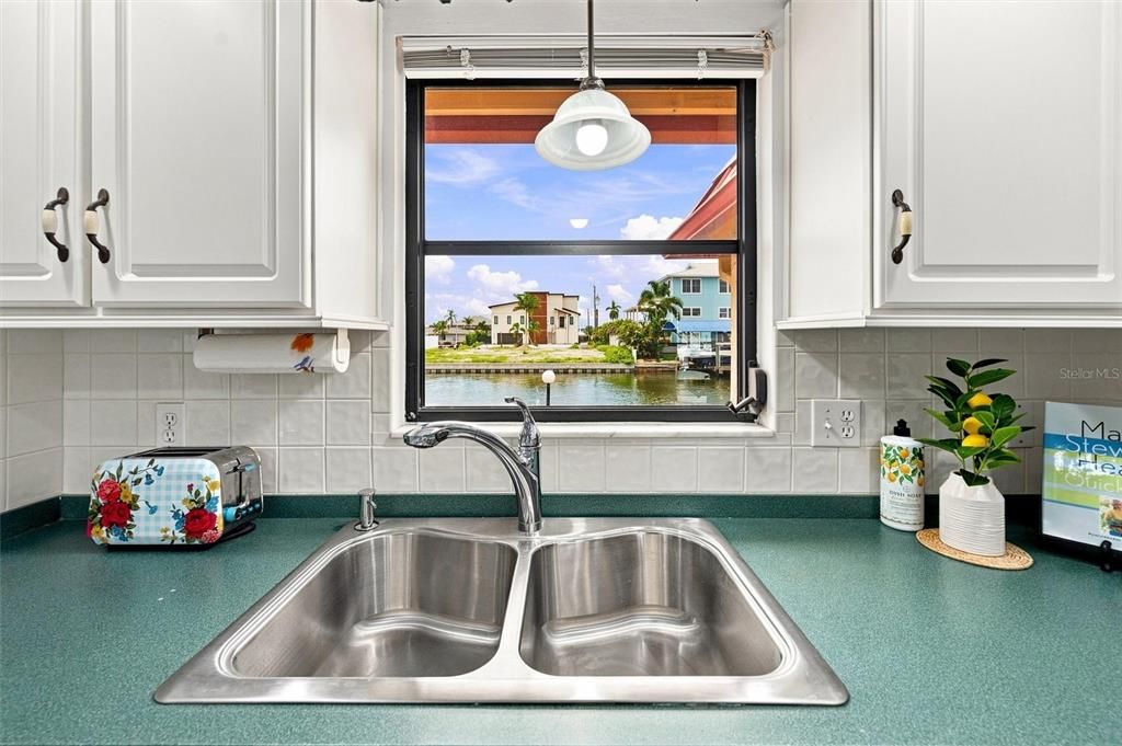 For Sale: $425,000 (2 beds, 2 baths, 1296 Square Feet)