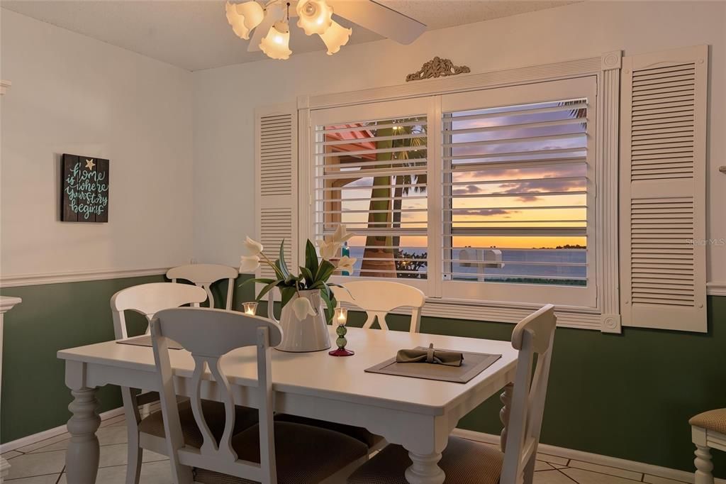 For Sale: $425,000 (2 beds, 2 baths, 1296 Square Feet)