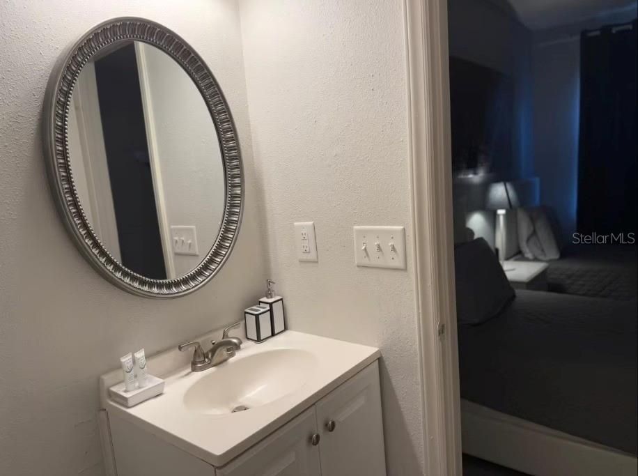 For Sale: $220,000 (2 beds, 2 baths, 583 Square Feet)