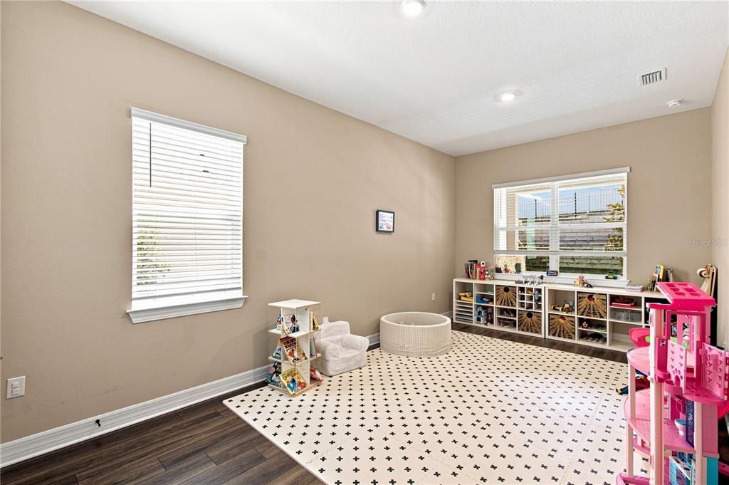 For Sale: $1,200,000 (5 beds, 5 baths, 4396 Square Feet)