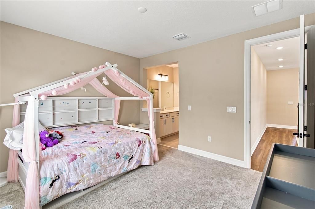 For Sale: $1,200,000 (5 beds, 5 baths, 4396 Square Feet)