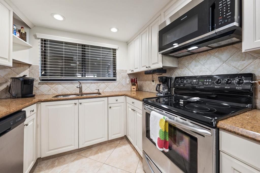 For Rent: $5,000 (1 beds, 1 baths, 885 Square Feet)