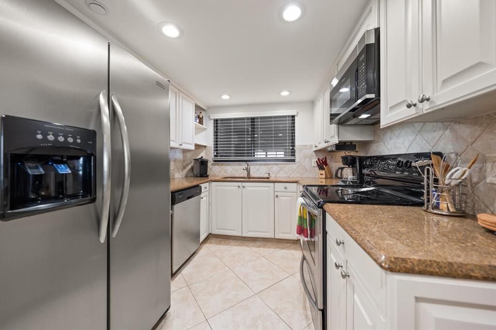 For Rent: $5,000 (1 beds, 1 baths, 885 Square Feet)