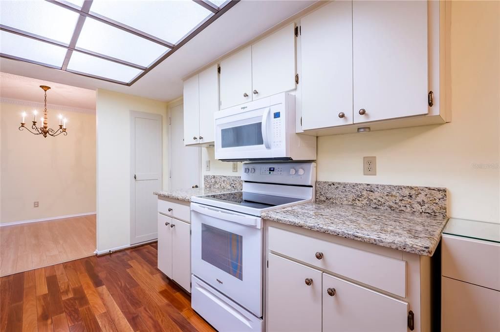 For Sale: $340,000 (2 beds, 2 baths, 1110 Square Feet)