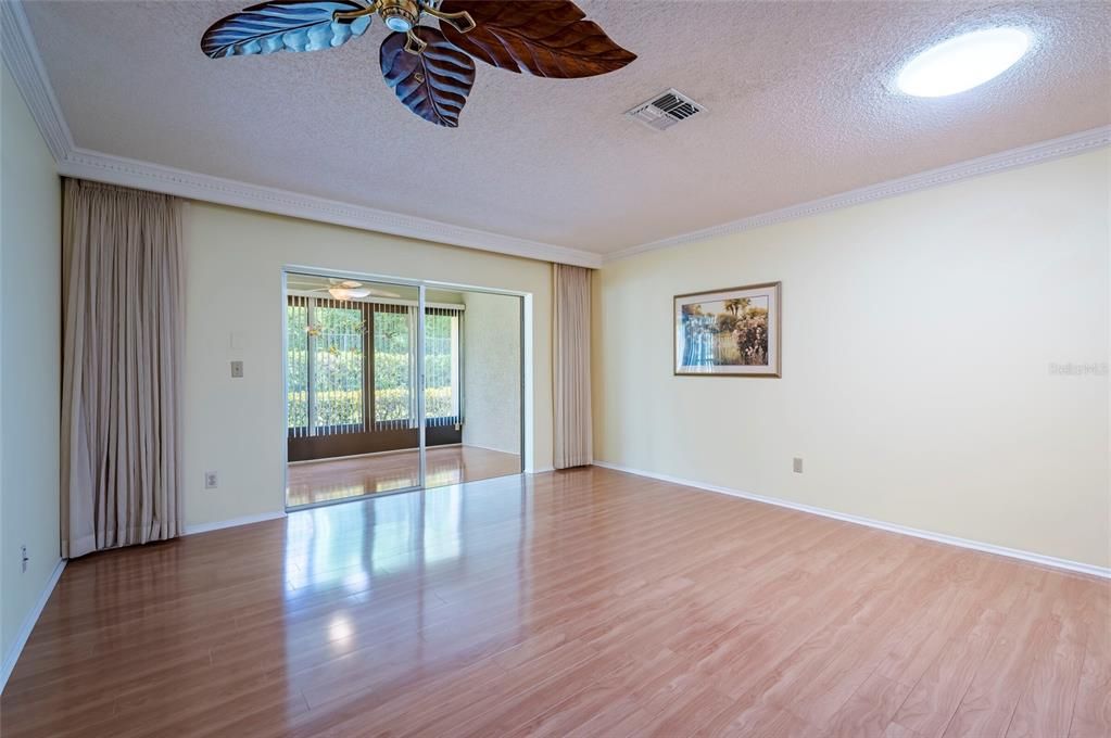 For Sale: $340,000 (2 beds, 2 baths, 1110 Square Feet)